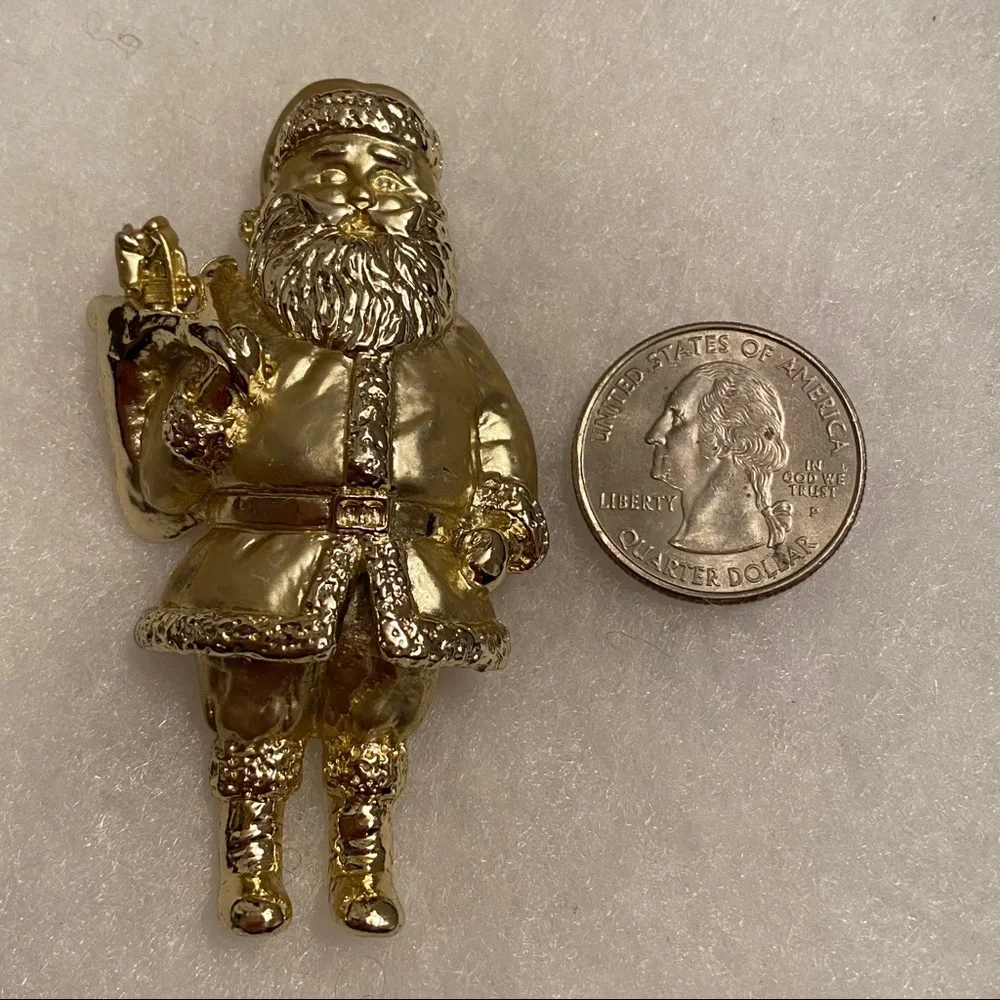 VINTAGE AJC BROOCH PIN SANTA GOLD TONE CHRISTMAS HOLIDAY XMAS JEWELRY